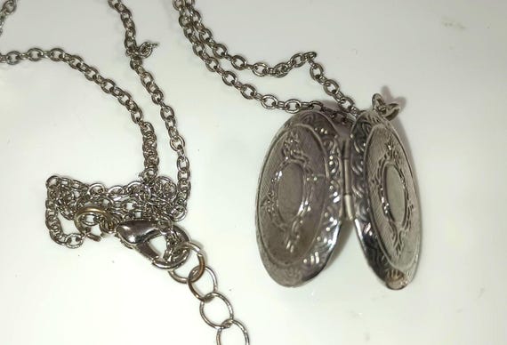 Silvertone, Hinged Oval Locket, Pressed Design, 1… - image 4