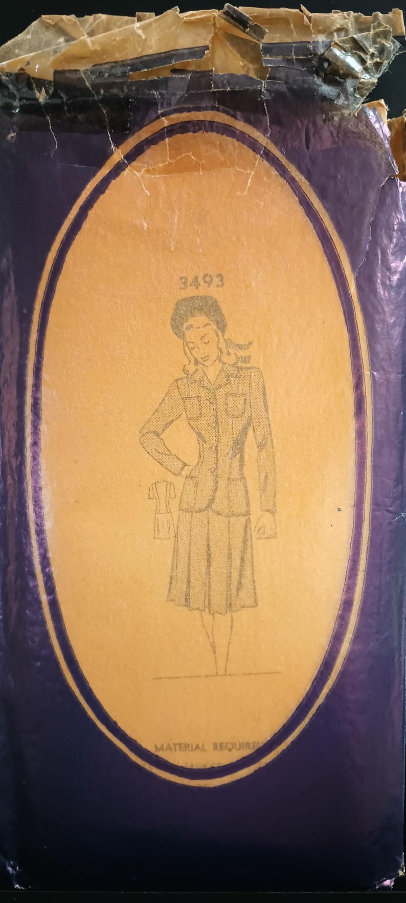 Puede incluir: Sobre de patr&oacute;n de costura vintage con un dibujo de una mujer con traje. El sobre es una mezcla de morado y beige, con el n&uacute;mero 3493 visible. Tambi&eacute;n es visible el texto "MATERIAL REQUIRE".