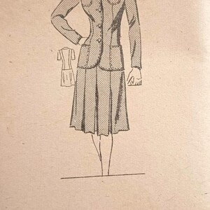 Puede incluir: Patr&oacute;n de costura vintage para una chaqueta de manga corta y falda, con una ilustraci&oacute;n detallada del conjunto. El patr&oacute;n incluye medidas de busto y cadera en cm.