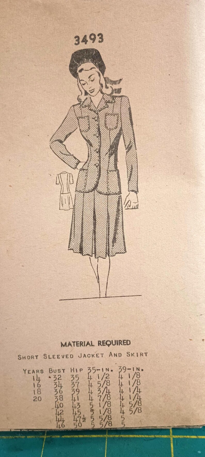 Puede incluir: Patr&oacute;n de costura vintage para una chaqueta de manga corta y falda, con una ilustraci&oacute;n detallada del conjunto. El patr&oacute;n incluye medidas de busto y cadera en cm.
