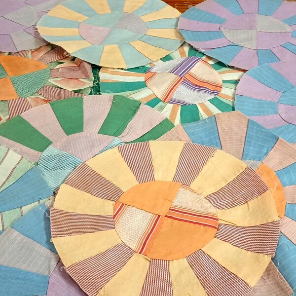 Vintage 1930-40's, 25 Dresden Plate Variation Round, Pre Made Quilt Blocks for Quilting, Pillow Tops, Hand Pieced #N1261
