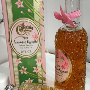 Ensemble vintage 1979 Trailing Arbutus 8 oz Eu de toilette et .75 Flacon, Avon California Perfume Co, dans des boîtes d'origine # G75