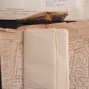 Puede incluir: Sobre de patr&oacute;n de costura vintage de The Kansas City Star, con matasellos de Nueva York. El sobre contiene un patr&oacute;n de falda y chaqueta, con diagramas e instrucciones detalladas. La etiqueta de la direcci&oacute;n es visible.