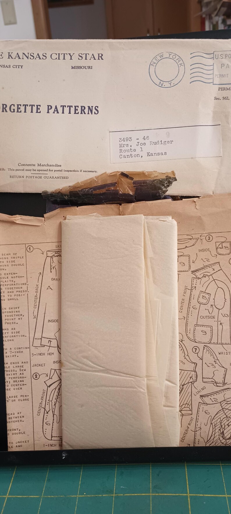 Puede incluir: Sobre de patr&oacute;n de costura vintage de The Kansas City Star, con matasellos de Nueva York. El sobre contiene un patr&oacute;n de falda y chaqueta, con diagramas e instrucciones detalladas. La etiqueta de la direcci&oacute;n es visible.