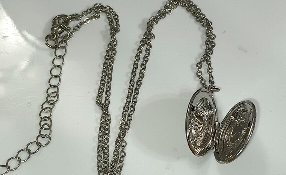 Silvertone, Hinged Oval Locket, Pressed Design, 1… - image 3