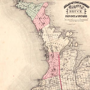 Könnte beinhalten: Antike Karte von Bruce County, Provinz Ontario, Kanada. Die Karte zeigt detaillierte geografische Informationen, darunter County-Grenzen, Städte und geografische Merkmale. Die Karte ist in Rosa-, Grün- und Beigetönen gehalten und trägt den Text "BRUCE PROVINCE of ONTARIO".