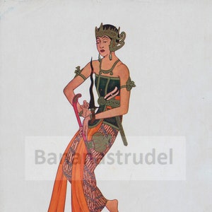 May include: A woman in a traditional Indonesian dance costume, wearing a green and gold top, a patterned orange skirt, and a gold crown. She is holding a curved sword in her right hand and is in a fighting pose. The text "BEDAJA. 20. Tanding." is below the image. The text "20. Houding, voorstellende het gevecht." and "20. The attitude portraying the combat." is below the text.