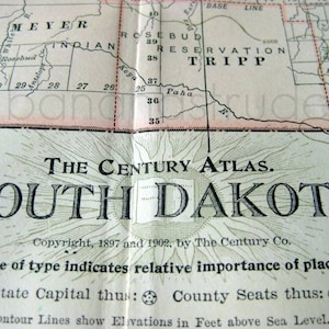 Może przedstawiać: Antyczna mapa Dakoty Południowej, przedstawiająca hrabstwa i miasta stanu. Mapa nosi tytuł "The Century Atlas" i zawiera tekst "Copyright, 1897 and 1902, by The Century Co."