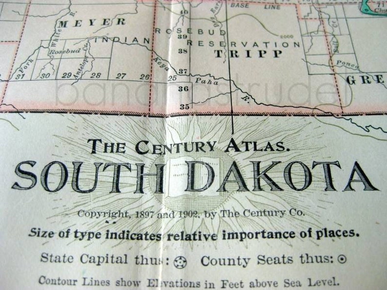 Może przedstawiać: Antyczna mapa Dakoty Południowej, przedstawiająca hrabstwa i miasta stanu. Mapa nosi tytuł "The Century Atlas" i zawiera tekst "Copyright, 1897 and 1902, by The Century Co."