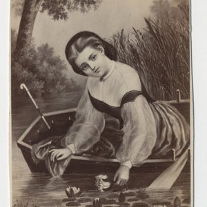 1860er - 1870er Jahre Antike CDV Fotografie. Mädchen mit Seerosen