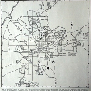 Könnte beinhalten: Eine Schwarzweißkarte von Atlanta, Georgia, die wichtige Straßen, Sehenswürdigkeiten und Punkte von Interesse zeigt. Die Karte umfasst das Stadtzentrum, die umliegenden Viertel und nahe gelegene Städte. Die Karte enthält auch eine Kompassrose und eine Maßstabsleiste.