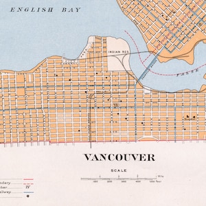 Può includere: Una mappa d'epoca di Vancouver, con il testo "English Bay" in alto. La mappa mostra isolati, strade e caratteristiche geografiche. La scala è in piedi. La mappa include il testo "Vancouver" in basso.
