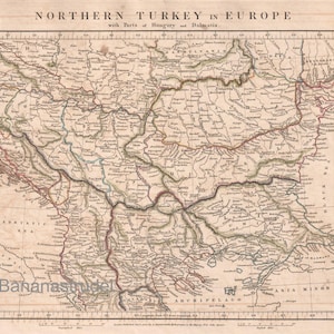 以下が含まれることがあります： 「NORTHERN TURKEY IN EUROPE with Parts of Hungary and Dalmatia」と題されたアンティークの彫版地図。ベージュ色の紙に黒いインクの線で描かれており、地理的な境界線、川、都市、そしてアドリア海や黒海などの詳細が記されています。