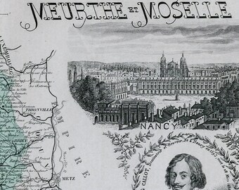 Può includere: Un'incisione in bianco e nero di una scena di città con il testo "MEURTHE ET MOSELLE" in alto. La città è mostrata con edifici e un fiume. Il testo "NANCY" è sotto la scena della città. Sotto c'è un ritratto di un uomo con il testo "CALLOT Dessinateur et Graveur. Né à Nancy en 1593, mort le 28 Mars 1635."