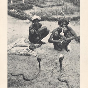 Raro heliograbado/fotograbado vintage - Fotografía de encantadores de serpientes, India - Gaetan Fouquet - Publicado en 1938