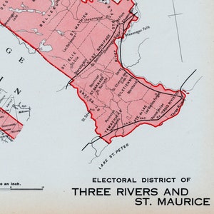 Pode incluir: Um mapa vintage do Distrito Eleitoral de Three Rivers e St. Maurice, com uma área destacada em vermelho. O mapa inclui nomes de lugares como St. Boniface e Yamachiche, com uma escala de 9,66 quilómetros por polegada.
