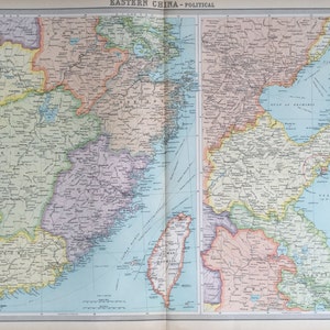 Könnte beinhalten: Eine alte Karte von Ostchina, die politische Grenzen zeigt. Die Karte zeigt eine detaillierte Darstellung der Region, einschließlich Taiwan, mit verschiedenen Farben, die verschiedene Provinzen und geografische Merkmale hervorheben. Der Titel "Eastern China - Political" ist oben zu sehen.