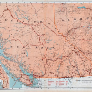 Può includere: Una mappa vintage della British Columbia, dello Yukon e dell'Alberta, Canada. La mappa mostra i confini delle province, le principali città e i fiumi. La mappa è stampata su uno sfondo color pesca chiaro con linee blu per i fiumi e i laghi. La mappa è intitolata "British Columbia, Yukon e Alberta" e include una scala e una bussola.
