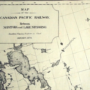 Op de afbeelding: Een zwart-witte kaart van de Canadian Pacific Railway tussen Manitoba en Lake Nipissing. De kaart is gemaakt in januari 1874 door Sandford Fleming, hoofdingenieur.