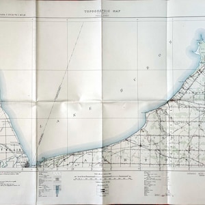 Peut inclure: Une carte topographique en noir et blanc de la rivière Sainte-Claire et de ses environs. La carte montre l'emplacement des routes, des rivières et d'autres caractéristiques. La carte est intitulée "Carte topographique" et comprend le texte "Canada 1 pouce pour 1 mille".