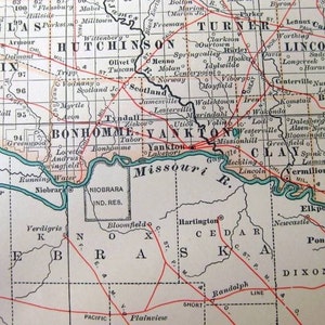 Może przedstawiać: Antyczna mapa Stan&oacute;w Zjednoczonych, przedstawiająca stany Dakota Południowa, Nebraska, Iowa i Minnesota. Mapa jest wydrukowana w czerni i bieli z czerwonymi liniami oznaczającymi granice stan&oacute;w i granicę hrabstw. Mapa zawiera nazwy miast i miasteczek, rzek i innych cech geograficznych.