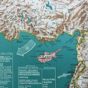 Puede incluir: Un mapa vintage de Oriente Medio con enfoque en el mar Mediterráneo y los países de Turquía, Siria, Líbano, Israel y Egipto. El mapa está impreso sobre un fondo azul con líneas marrones y verdes que representan las características del terreno. El mapa incluye texto en inglés, francés y árabe.