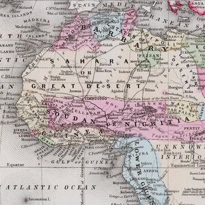 Ancienne carte Mitchell de l'Afrique, 1867 coloriée à la main, représentant l'île de Sainte-Hélène en médaillon