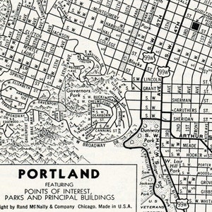 Może przedstawiać: Czarno-biała mapa Portland w stanie Oregon, przedstawiająca punkty orientacyjne, parki i główne budynki. Mapa pokazuje siatkę ulic miasta, z oznaczonymi głównymi ulicami. Mapa zawiera również legendę, która identyfikuje różne rodzaje punktów orientacyjnych, takie jak parki, muzea i budynki rządowe.