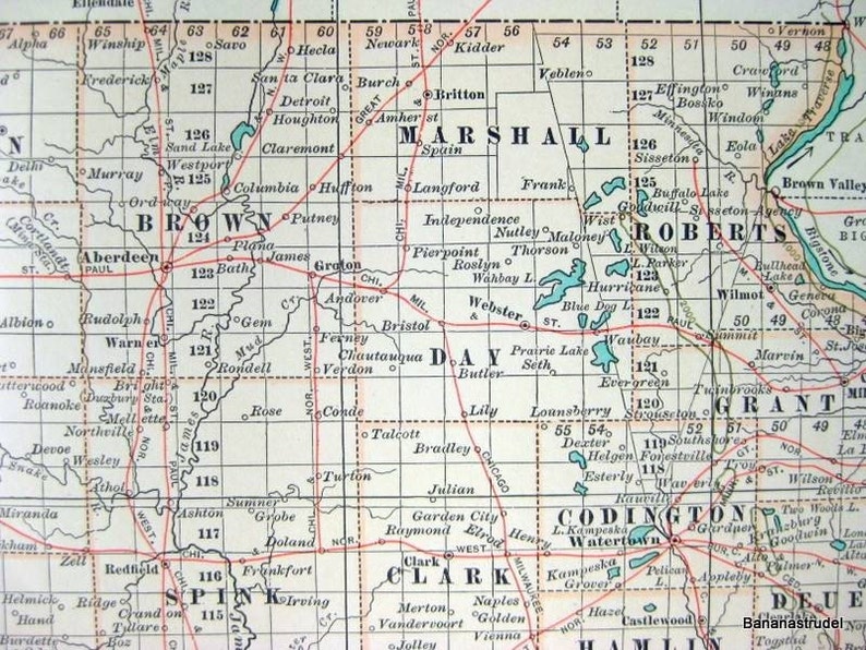 Może przedstawiać: Antyczna mapa Dakoty Południowej, przedstawiająca hrabstwa i gł&oacute;wne miasta stanu. Mapa jest wydrukowana czarnym i czerwonym atramentem na białym tle. Mapa zawiera nazwy miast, miasteczek i rzek. Mapa jest przydatnym narzędziem do nauki geografii Dakoty Południowej.