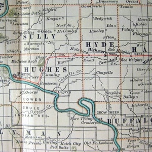 Może przedstawiać: Antyczna mapa Dakoty Południowej, przedstawiająca hrabstwa Sully, Hughes, Hyde i Hand. Mapa jest wydrukowana w czerni i bieli, z czerwonymi i niebieskimi liniami podkreślającymi granice hrabstw i rzeki. Mapa zawiera nazwy miast i miasteczek w każdym hrabstwie.