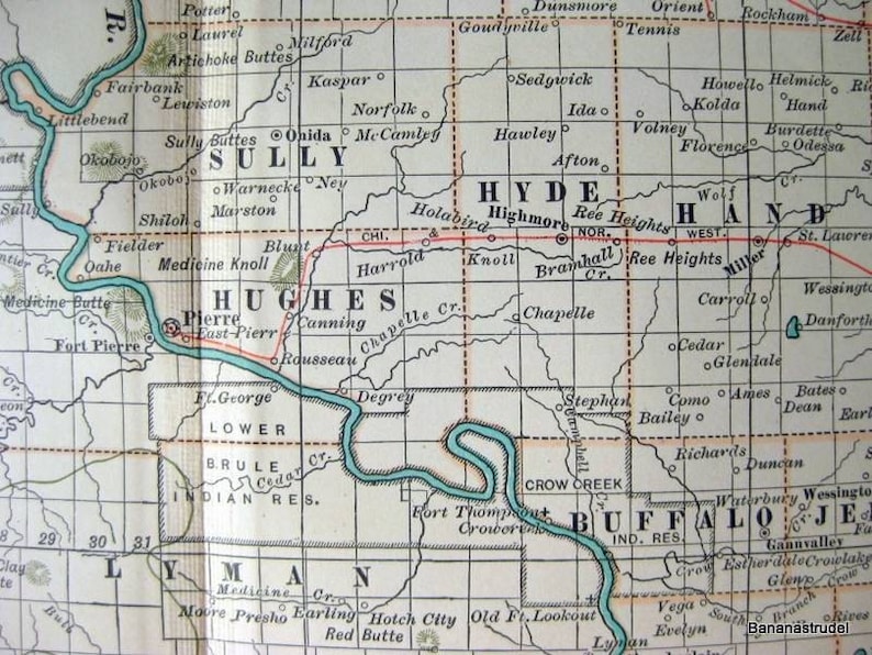 Może przedstawiać: Antyczna mapa Dakoty Południowej, przedstawiająca hrabstwa Sully, Hughes, Hyde i Hand. Mapa jest wydrukowana w czerni i bieli, z czerwonymi i niebieskimi liniami podkreślającymi granice hrabstw i rzeki. Mapa zawiera nazwy miast i miasteczek w każdym hrabstwie.