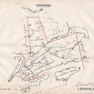 Könnte beinhalten: Eine Schwarzweißkarte des Wahlbezirks Lennox in Ontario, Kanada. Die Karte zeigt die Grenzen des Bezirks sowie die Standorte verschiedener Städte und Gemeinden. Die Karte ist datiert 1891 und zeigt eine Bevölkerung von 14.900.