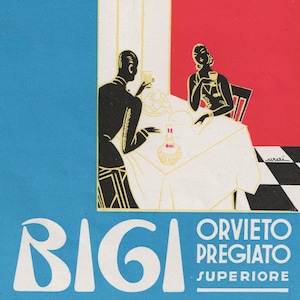 以下が含まれることがあります： 「BIGI」オルヴィエート・プレジァート・スペリオーレワインのヴィンテージ広告。広告には、ワインボトルとケーキのあるテーブルで食事をするカップルが白黒で描かれています。背景は赤と青の色合いです。