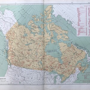 Peut inclure: Une carte vintage du Canada montrant les bassins versants avec les rivières et les lacs étiquetés. La carte est divisée en trois sections : le bassin arctique, le bassin de la baie d'Hudson et le bassin atlantique. La carte comprend également un tableau des longueurs des rivières en miles.