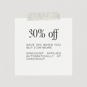 Puede incluir: Una nota cuadrada blanca con el texto "30% de descuento" en una fuente elegante. La nota tambi&eacute;n indica "Ahorra un 30% al comprar 3 o m&aacute;s" y "Descuento aplicado autom&aacute;ticamente al finalizar la compra".