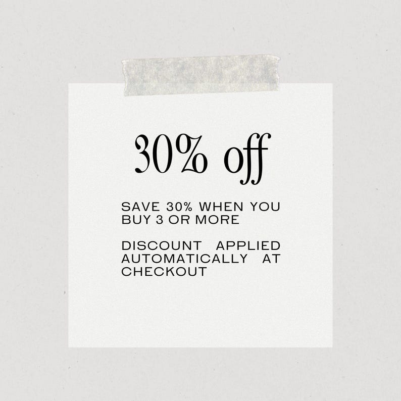 Puede incluir: Una nota cuadrada blanca con el texto "30% de descuento" en una fuente elegante. La nota tambi&eacute;n indica "Ahorra un 30% al comprar 3 o m&aacute;s" y "Descuento aplicado autom&aacute;ticamente al finalizar la compra".