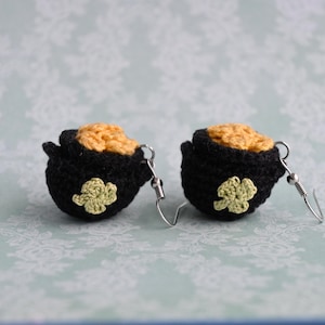 Topf voller Gold gehäkelte Ohrringe; Kobold Gold St. Patricks Day Schmuck