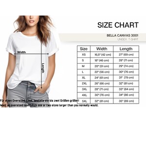 Pode incluir: Uma camiseta unissex branca Bella Canvas 3001 com uma tabela de tamanhos. A tabela lista os tamanhos XS a 5XL, com as medidas de largura e comprimento correspondentes em cent&iacute;metros. O texto aconselha a pedir um ou dois tamanhos maiores para um look oversized.