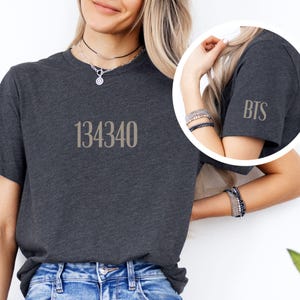 Camiseta unissex estilosa BTS 134340, produto oficial do BTS, roupa casual, estilo para o dia a dia, camiseta confortável. imagem 5