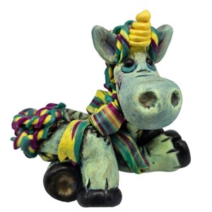 Figura de unicornio de arcilla OOAK personalizada firmada con un dibujo animado caprichoso de un lindo color verde y amarillo