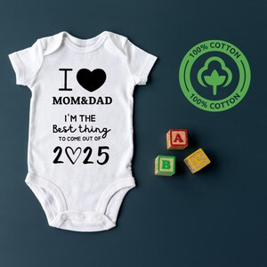 I LOVE MOM & DAD I&#39;m The Best Thing to Come Out of 2025, Baby Bodysuit, Newborn Summer Jumpsuit, Perfect Gift for Mother and Father
