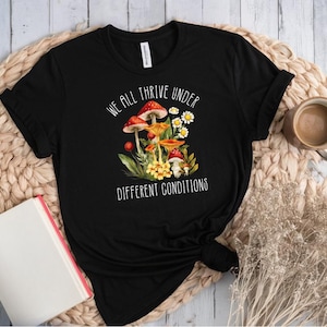 Wir alle gedeihen unter verschiedenen Bedingungen Shirt, Pilz Botanische Grafik T-Shirt, Naturliebhaber Cottagecore T-Shirt, Unisex Positives Zitat Top