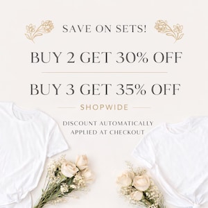 K&ouml;nnte beinhalten: Zwei wei&szlig;e T-Shirts und Str&auml;u&szlig;e cremefarbener Rosen sind auf hellem Hintergrund angeordnet. Der Text lautet: "SAVE ON SETS! BUY 2 GET 30% OFF, BUY 3 GET 35% OFF SHOPWIDE. Discount automatically applied at checkout."