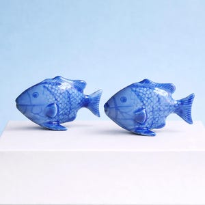 Pareja de figuras de peces de cerámica azul de Delft, escultura de animal en miniatura pintada a mano, regalo de decoración oceánica.