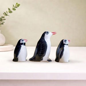3 von handbemalte Keramik Pinguin Figuren | Miniatur Tier Schreibtisch Dekor