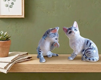 Handbemalte Miniaturkeramik Tabby Katzenfigur, kleines Kätzchen Sammlerstück für Puppenhaus oder Regaldekor