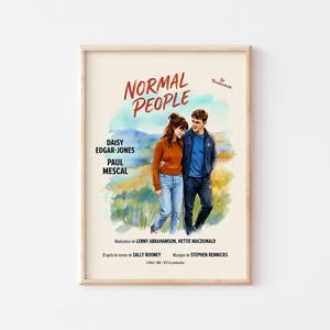 Puede incluir: Un póster enmarcado de la serie de televisión "Normal People" con una pareja caminando en un campo. El póster tiene el título del programa en escritura roja, los nombres de los actores y otro texto en francés e inglés.