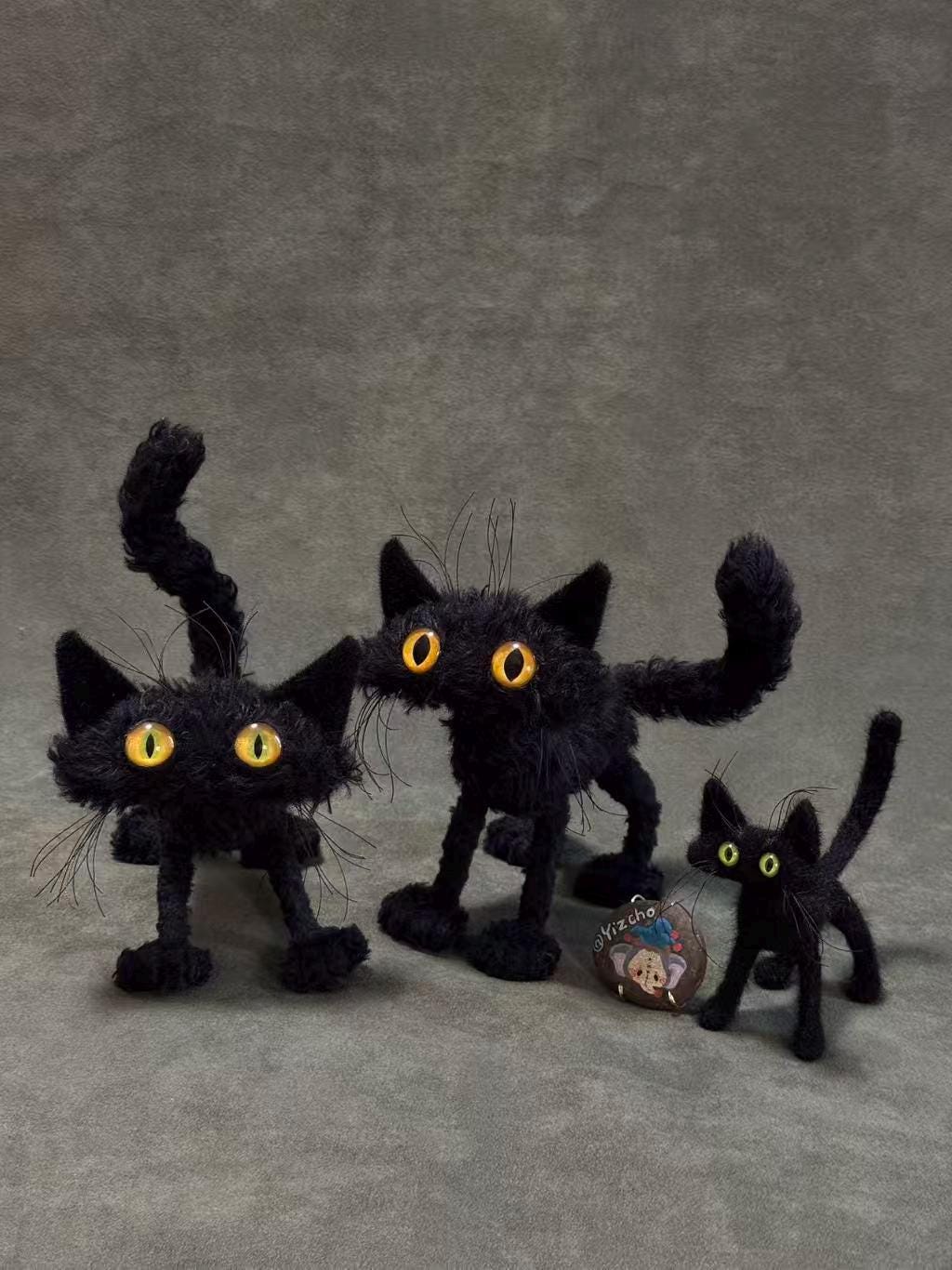 手作りのモヘア製黒猫ぬいぐるみ：樹脂製の目を持つ、ポーズを変え