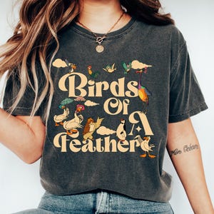 Camiseta "Pájaros de una pluma" de Disney, camiseta a juego de Animal Kingdom, camiseta con dibujos de pájaros adorables, atuendo para viaje en grupo de Disney, camiseta vintage de los parques Disney