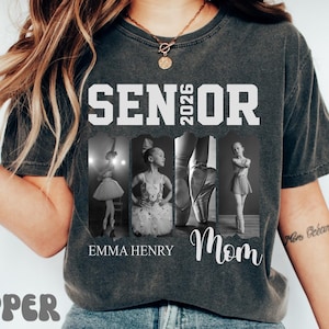 Puede incluir: Una camiseta gris carb&oacute;n de manga corta con el texto blanco SENIOR 2026 en la parte superior. Debajo, cuatro paneles fotogr&aacute;ficos en blanco y negro muestran a una bailarina. El texto EMMA HENRY y Mom aparece en blanco bajo las fotos.